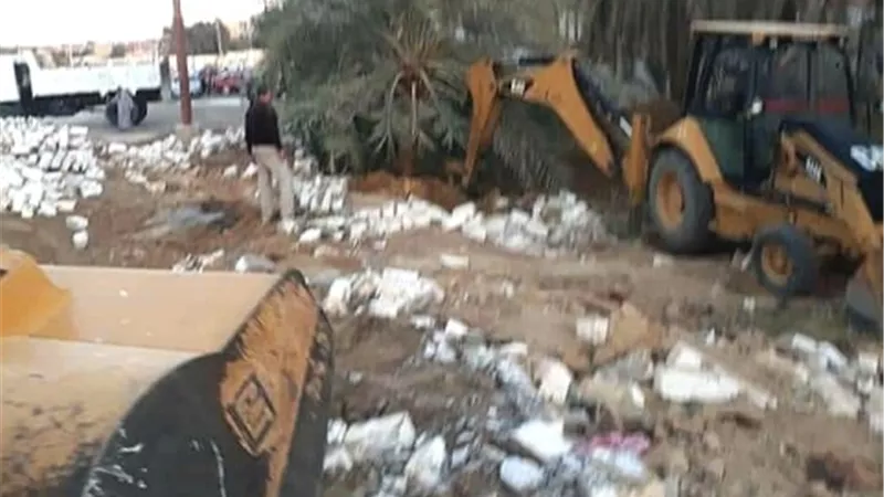 حملة ازالة تعديات على أراضي الدولة بمنطقة مصنع الخزف بالخارجة