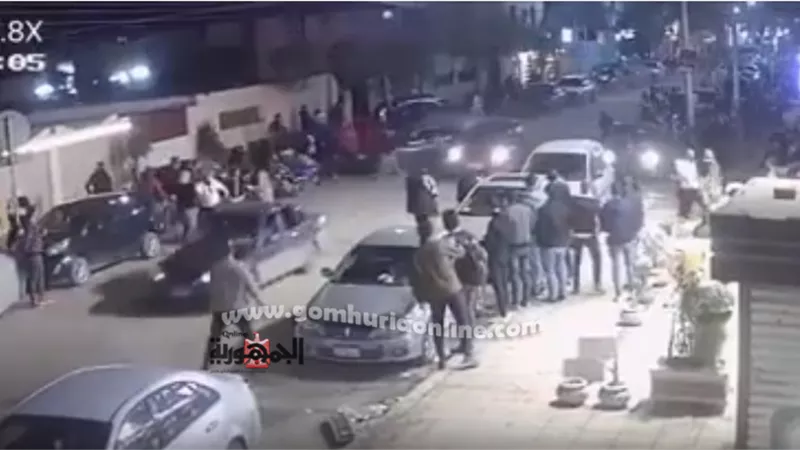 فى سباق مجنون .. سيارة طائشة تدهس المواطنين فى شارع الإستاد بشبين الكوم.. فيديو
