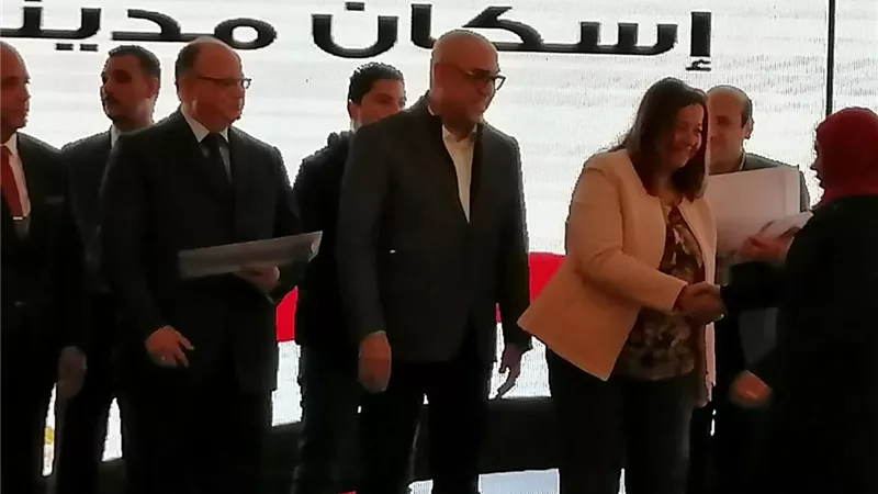وزير الإسكان يسلم عقود وحدات «الإسكان الاجتماعي» لمستحقيها في بدر...صور