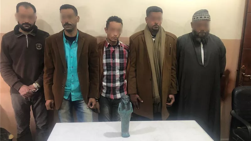 تجار الآثار سقطوا بالتماثيل الفرعونية فى السلام