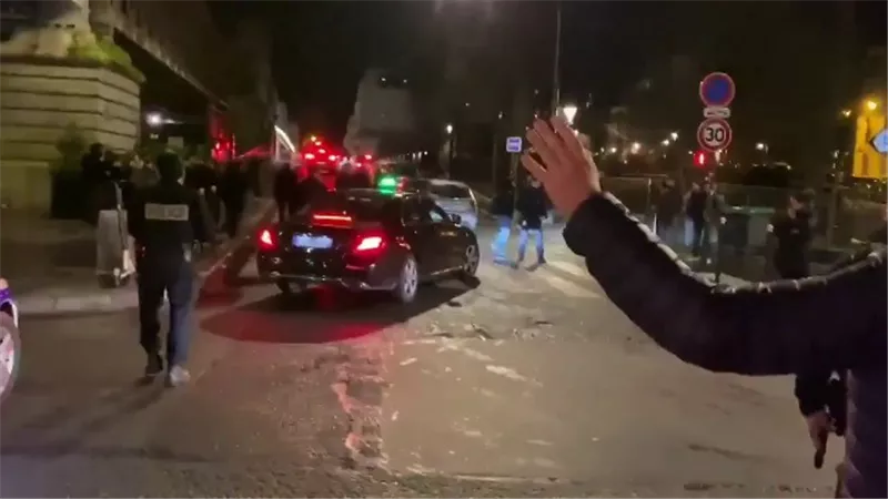 تفاصيل هروب ماكرون من المتظاهرين اثناء تواجده بمسرح ليبوف دى نورد