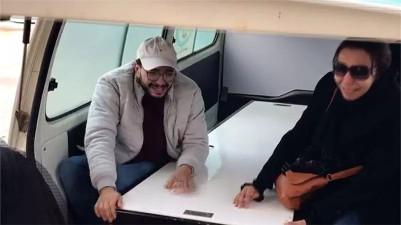 انهيار الفنان حسام داغر فى عزاء والدته