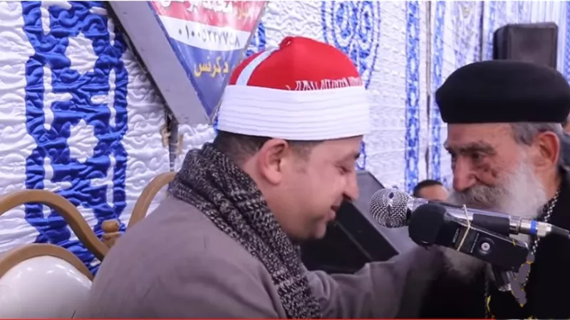 قسيس يقبل يد وجبين قارئ قرآن في عزاء بالدقهلية.. فيديو