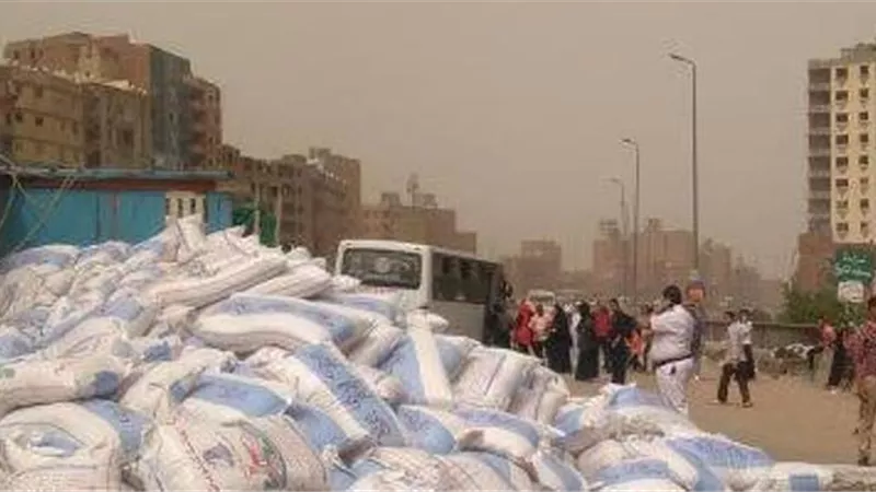 انقلاب سيارة محملة بـ 33 طن دقيق بالطريق الصحراوى بقنا