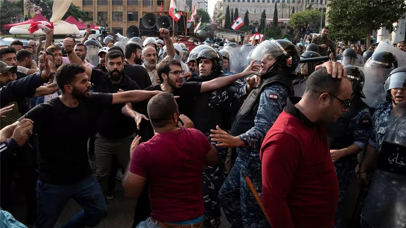 الرئيس اللبناني يطلب من الجيش استعادة الهدوء بوسط بيروت.. فيديو