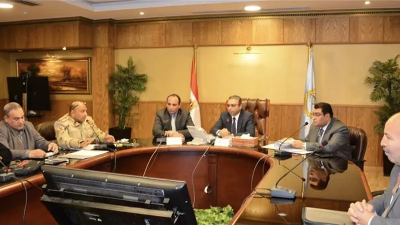 نائب محافظ الغربية يبحث معوقات خطط الرصف ويطالب بسرعة رصف شارع النادى