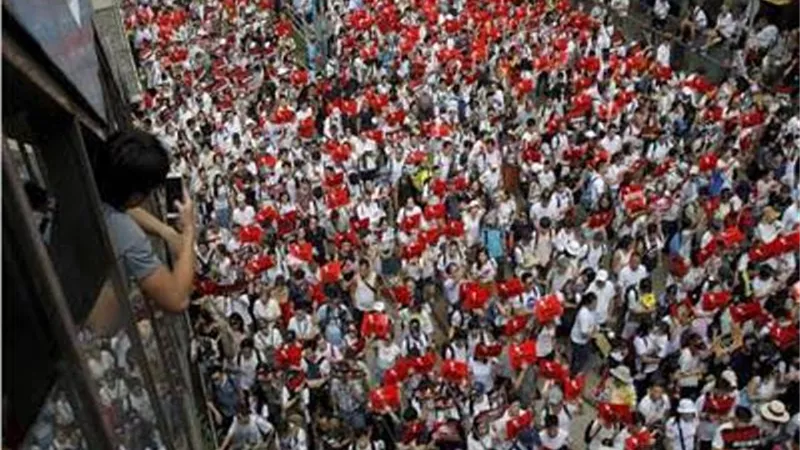 المئات يحتشدون فى متنزه بوسط هونج كونج للمطالبة بالديمقراطية