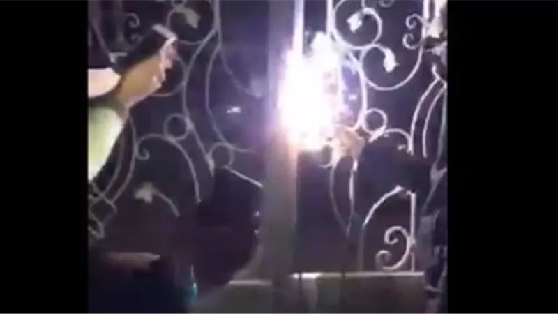 محتجون يغلقون ابواب الدوائر الحكومية العراقية باللّحام