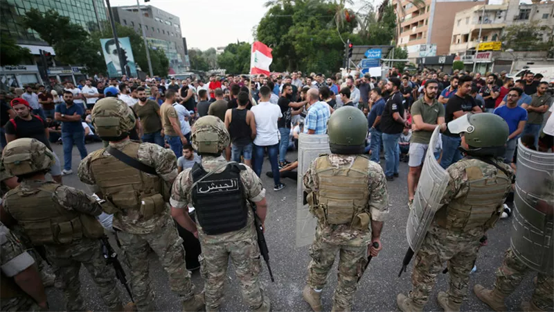 فيديو تعرض المحتجين للضرب بلبنان يشعل السوشيال ميديا