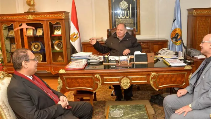 محافظ أسيوط يلتقى رئيس اللجان الطبية بهيئة التأمين الصحي