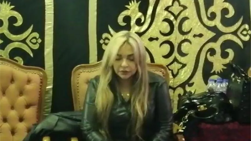 غادة نافع تستقبل العزاء فى والدتها الفنانة ماجدة الصباحى .. صور
