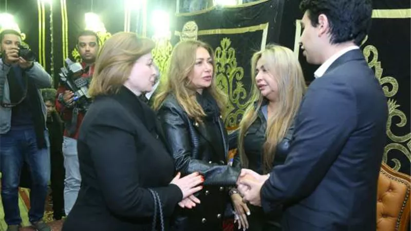 ليلى علوى وإلهام شاهين تقدمان العزاء فى وفاة الفنانة ماجدة الصباحي .. صور