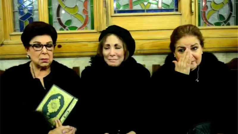 اول ظهور للفنانة لبنى عبد العزيز فى عزاء ماجدة الصباحي
