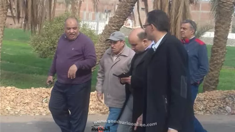 بالصور - لجنة من وزارة التنمية المحلية تزور قري بمركز أسيوط