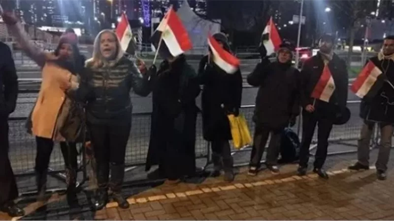 المصريون في الخارج يقفون في درجة حرارة صفر للاحتفال بوجود السيسي في لندن