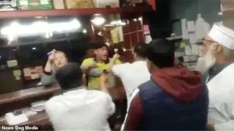 مشاجرة عنيفة بين 3 زبائن وعمال مطعم لطلبهم الأكل بالمجان