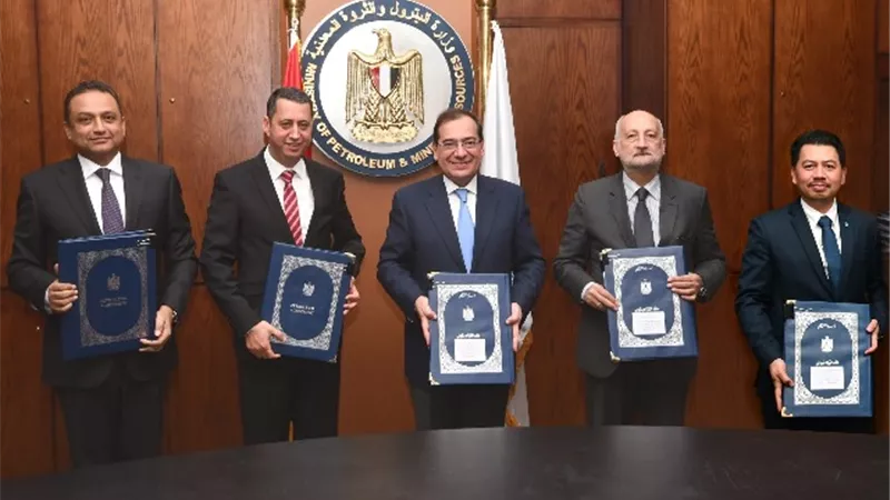 البترول توقع 9 اتفاقيات باستثمارات 452 مليون دولار بمنطقتى البحر المتوسط والصحراء الغربية