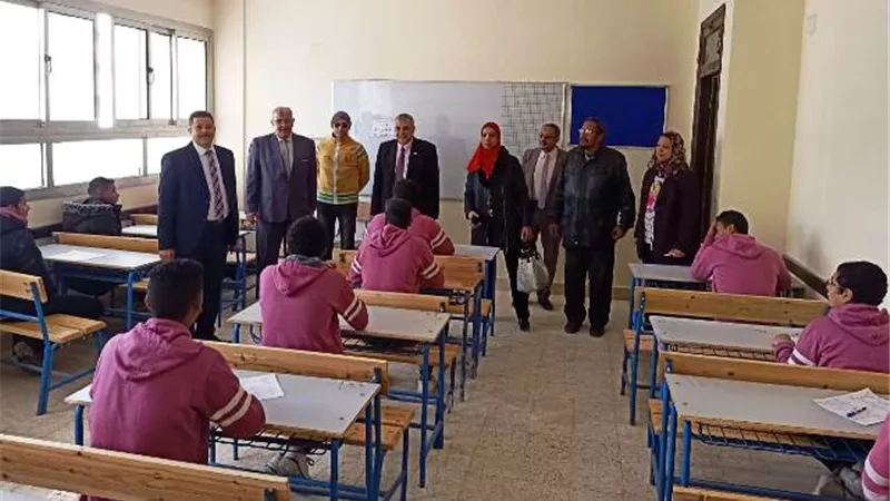قيادات التعليم تتقفد امتحانات مدرسة طلعت حرب الفندقية فى مدينة بدر.. بالصور