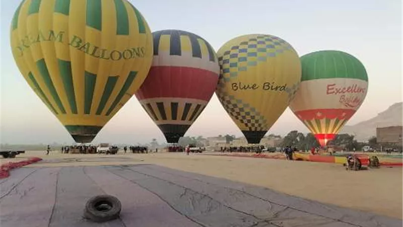750 سائحا على متن 34 رحلة فى سماء الأقصر