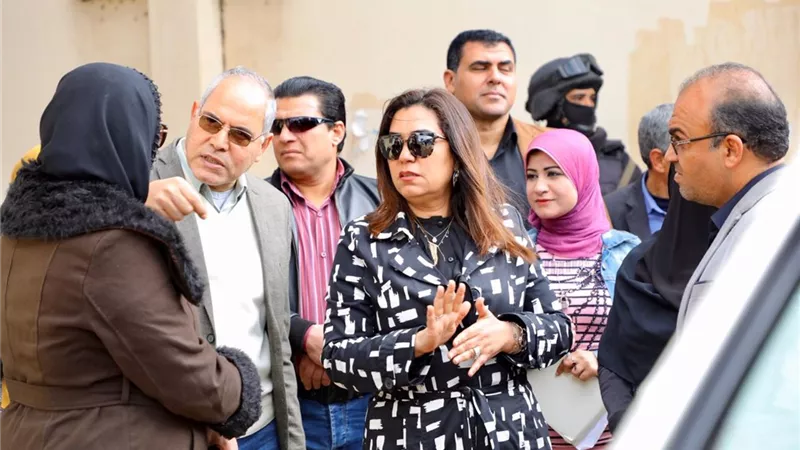 محافظ دمياط تفاجئ مدينة الروضة وتتابع عمليات الرصف بالشوارع