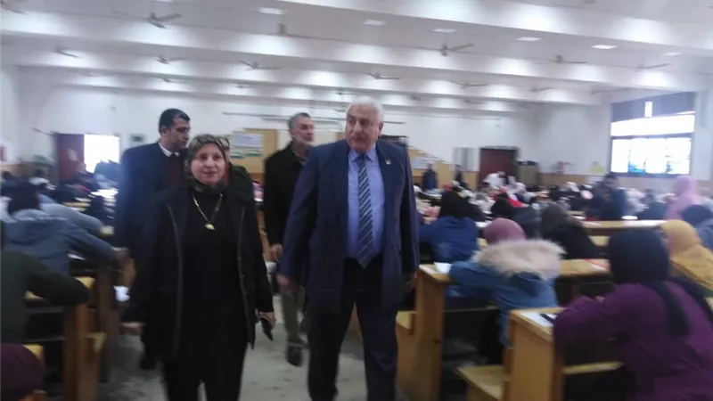 رئيس جامعة السادات يتفقد امتحانات الفصل الدراسي الأول بكليتي الحقوق والتجارة
