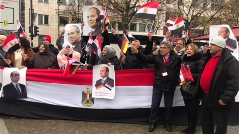 الجالية المصرية ببرلين تستقبل السيسى بالاعلام وهتافات تحيا مصر