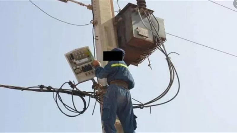 مصرع كهربائى سقط من أعلى عامود إنارة بقنا