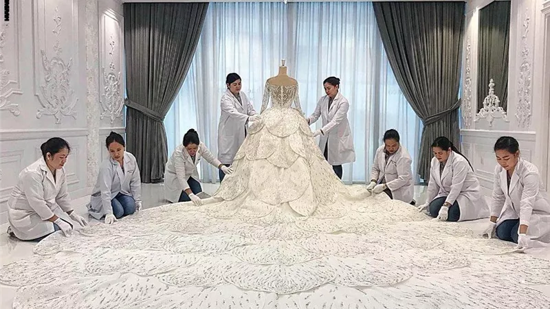 مزين بقطع الكريستال ..تعرف على مواصفات فستان زفاف عروس دبى