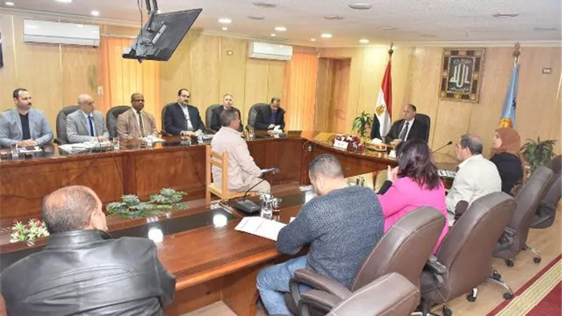 محافظ أسيوط يناقش سبل تنفيذ مشروعات بتكلفة 94 مليون جنيه للحد من ظاهرة الهجرة غير النظامية