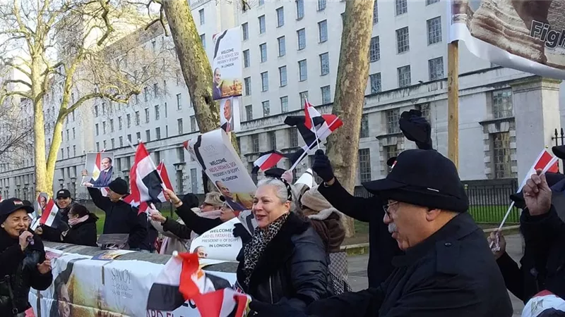 بالفيديو والصور .. الجالية المصرية فى لندن تستقبل السيسى بالاعلام والهتافات 