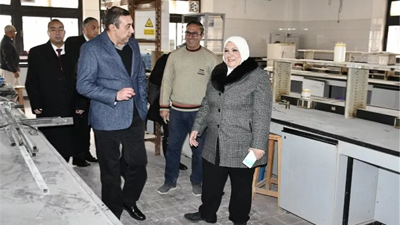 مصنع الأدوية لخدمة طلاب الصيدله بجامعة القناة