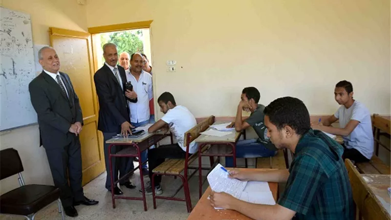 رئيس مركز الزينية شمال الأقصر يتفقد امتحانات الإعدادية