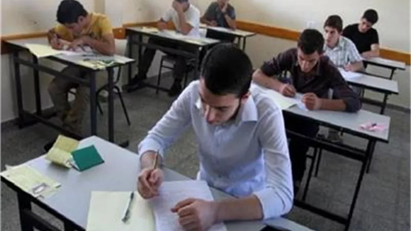 طلاب الصف الأول الثانوي يؤدون امتحان الفيزياء وفقًا لنظام التقييم الجديد