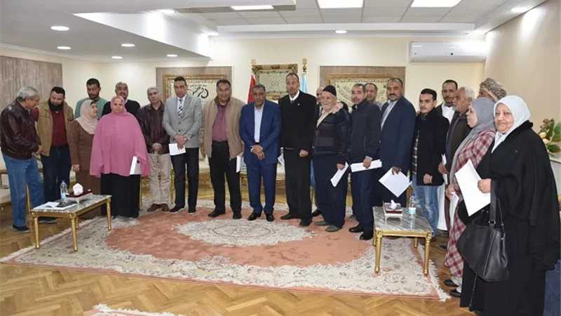 تسليم عقود تمليك لواضعي اليد بمركز ومدينة مرسي مطروح