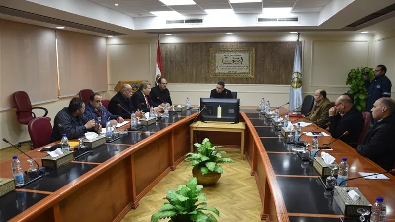 شعيب يستقبل ممثلي شركات البترول العاملة بمحافظة مطروح لبحث المشاركة المجتمعية