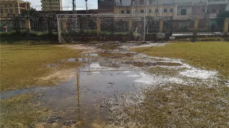 المنزله تغرق ملعبها بالمياة لتأجيل مباراة نبروه ..صور