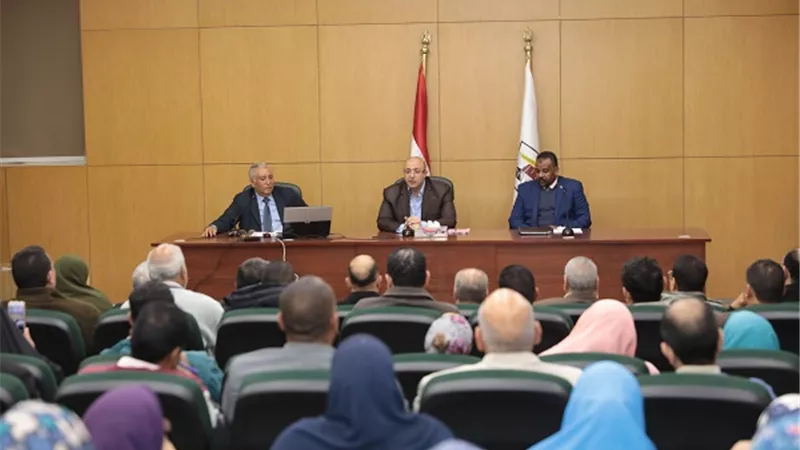 محافظ بني سويف يؤكد أهمية المسؤولية والعمل المؤسسي في تطوير الأداء الحكومي