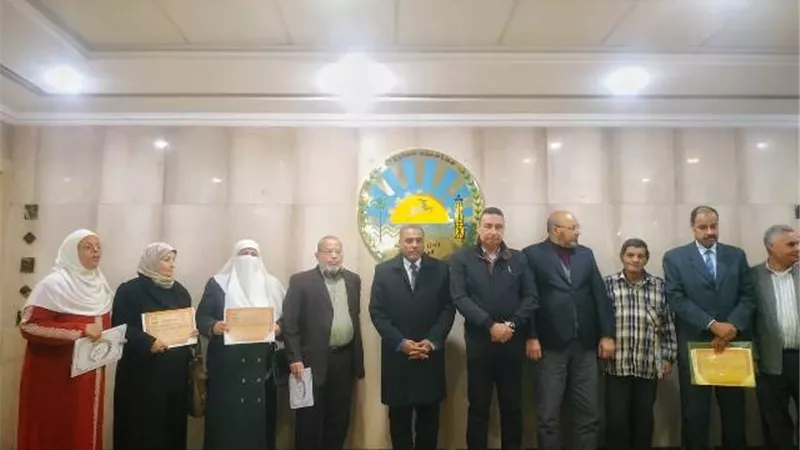 محافظ مطروح يكرم العاملين المحالين للتقاعد .صور