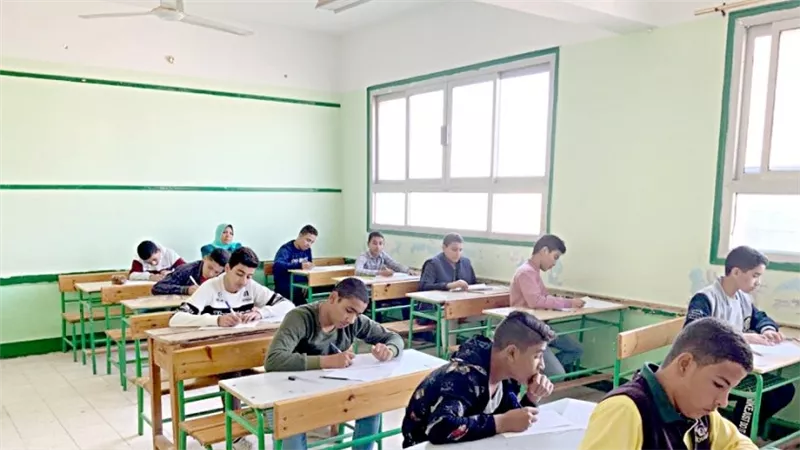 طلاب الصف الأول الثانوي يؤدون امتحان مادة التاريخ وفقًا لنظام التقييم الجديد
