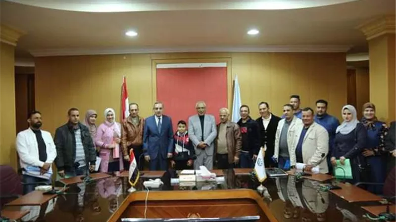 محافظ كفرالشيخ يسلم 11 مستفيد من مشروع إسكان برج البرلس الاجتماعي .صور