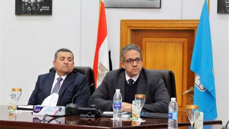 وزير السياحة والآثار يلتقي وزير الدولة للإعلام لمناقشة خطة حملة ترويج افتتاح المتحف المصري الكبير