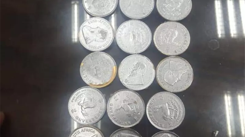 احباط تهريب عملات ذهبية اثرية بمطار الغردفة