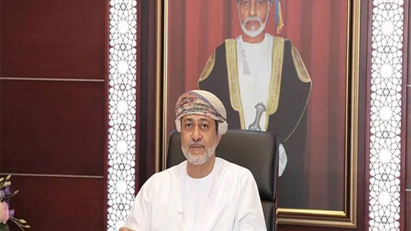 السلطان هيثم بن طارق يقدم أوسمة للفريق الطبى الذى تابع علاج السلطان قابوس