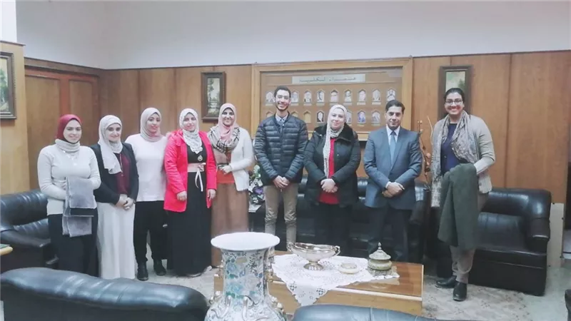 عميد ألسن عين شمس تجتمع بأبناء الكلية المشاركين فى معرض القاهرة الدولي للكتاب