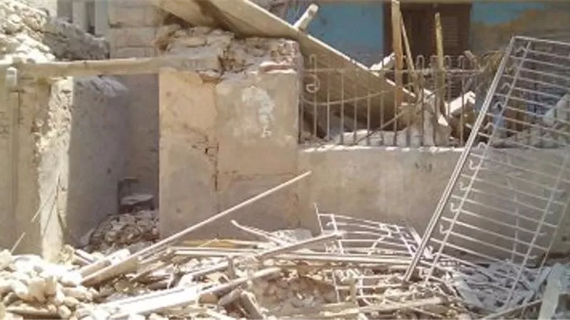 سقوط عقار قديم خال من السكان بروض الفرج