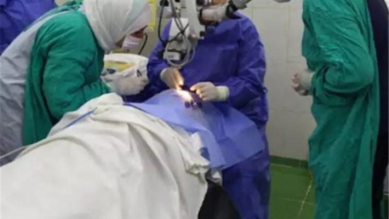 مدير مستشفيات جامعة الزقازبق يجري جراحة متقدمة لإستئصال الجسم الزجاجي بالعين