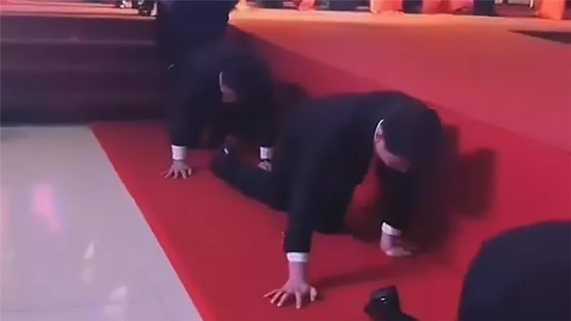 بالفيديو.. عقاب مدراء بالزحف أمام موظفيهم اعتذارا عن فشلهم