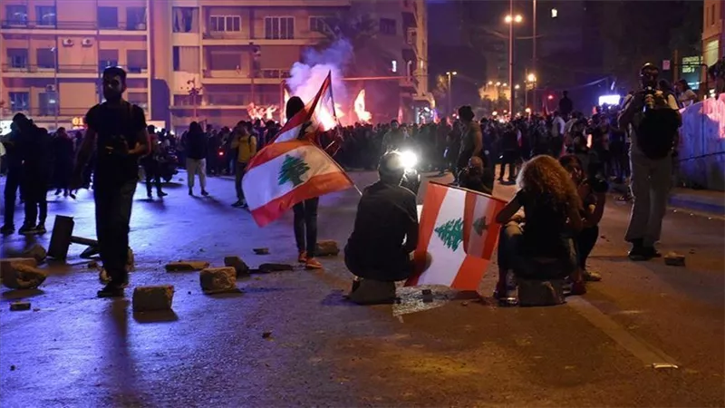 إصابة عدد من عناصر الشرطة خلال مواجهات مع المحتجين في بيروت