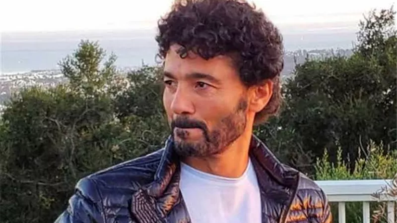 خالد النبوى يغادر المستشفى بعد استقرار حالته .. صور