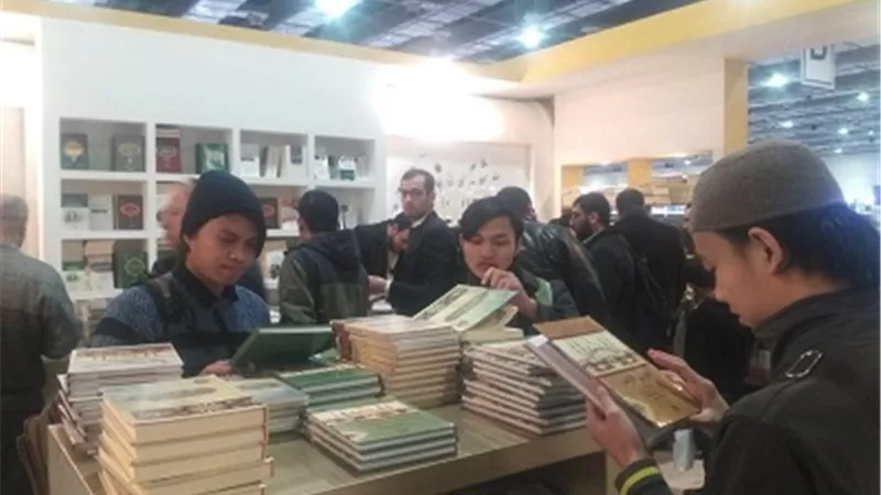 إقبال كبير على جناح الأزهر بمعرض الكتاب في الساعات الأولى من افتتاحه